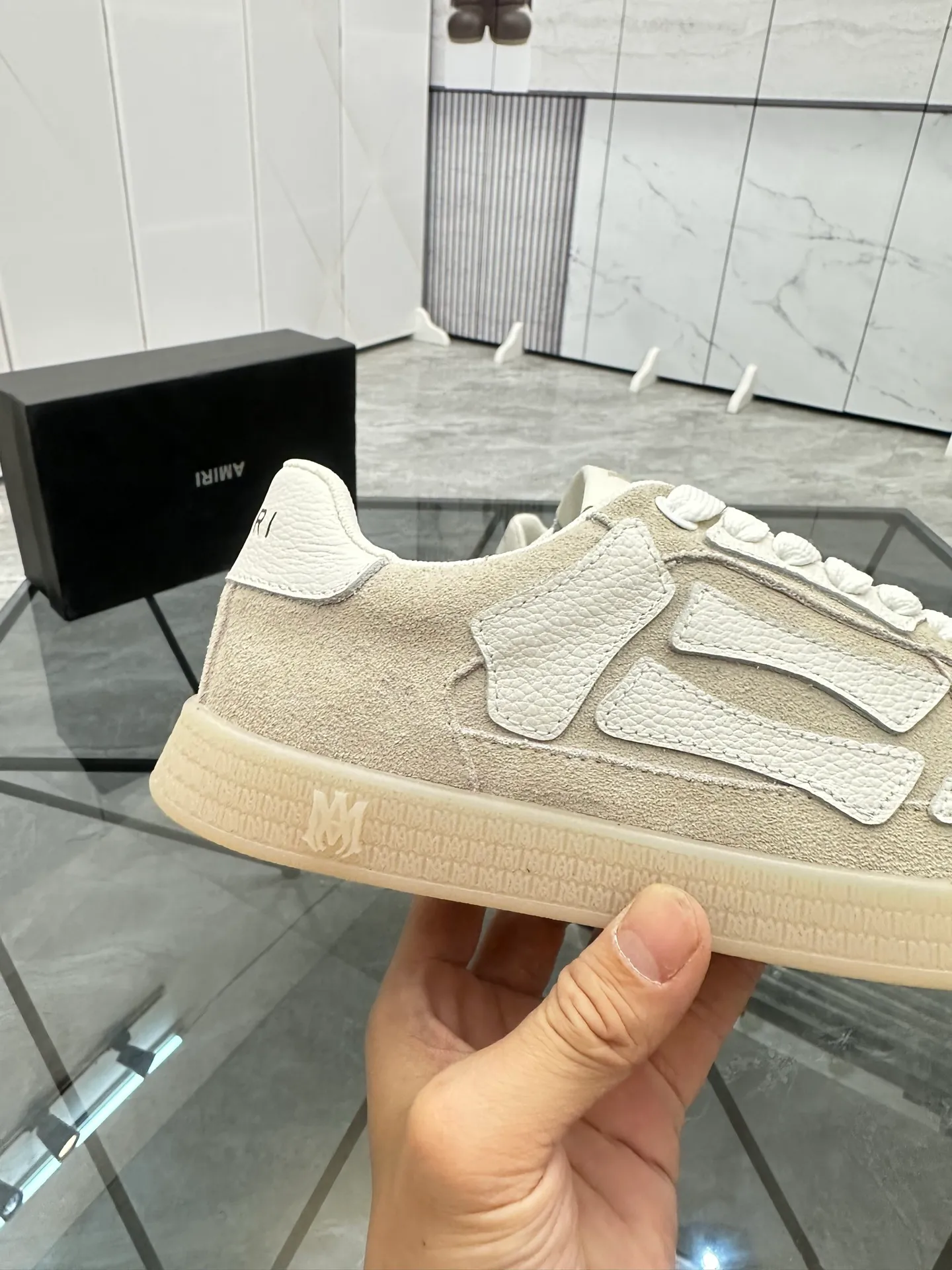 Men's shoes: 💰P420¥ Product trademark: AMIRI* "Amir*" low-top casual shoes Regular size: 38-45 (can be customized to 46) Product material: imported nubuck leather upper, breathable lining, original outsole. Number: 001